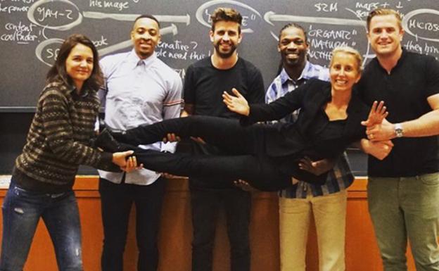 Gerard Piqué comparte pupitre con Katie Holmes