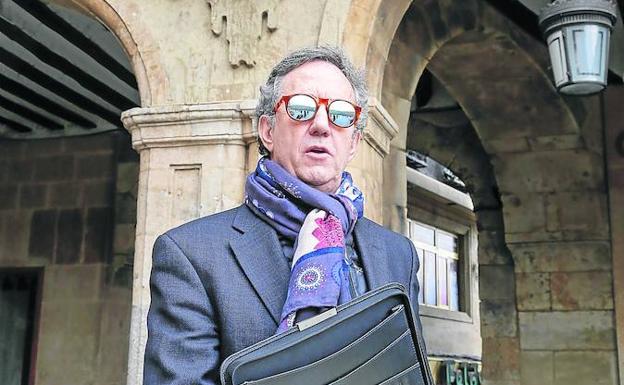 La Fundación Franco anuncia una querella tras ratificar el juez la retirada del medallón