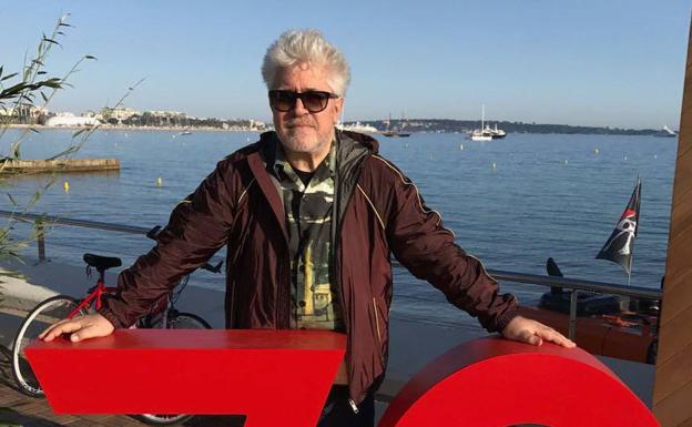 Almodóvar denuncia en Cannes la «paradoja» de plataformas como Netflix