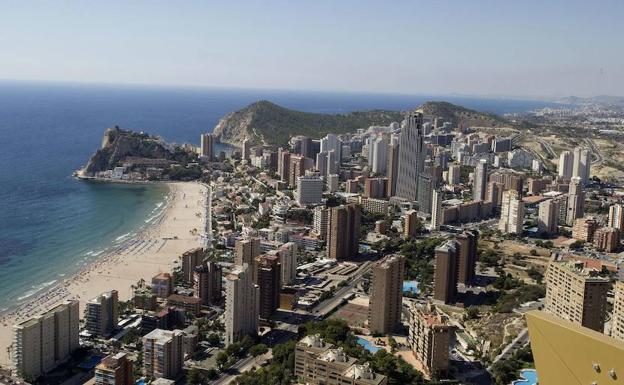 Una discoteca de Benidorm busca camareras sin novios «celosos»