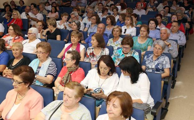 Diplomas para 28 graduados con toda la experiencia