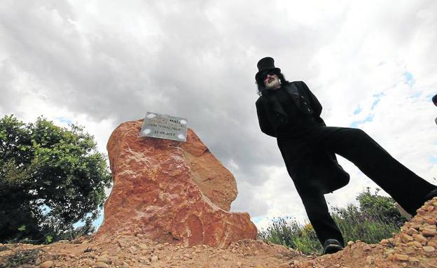 El Cementerio del Arte continúa creciendo con una obra de Mateo Maté