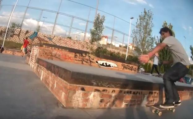 Así era el 'héroe' del skate sobre el monopatín
