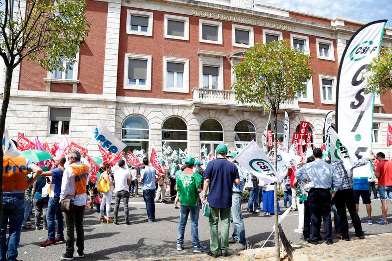 Concentración de los sindicatos de Instituciones Penitenciarias ante la Subdelegación del Gobierno de Palencia
