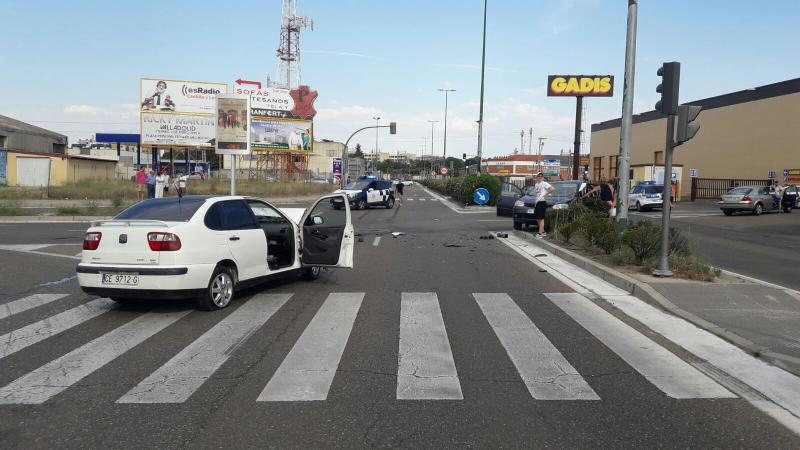 El choque de dos turismos en Argales se salda con dos heridos