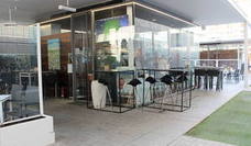 El bar del exterior de la Plaza de Abastos reabre tras ocho meses cerrado