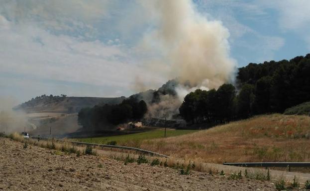 Declarado un incendio en la carretera entre Arroyo y Ciguñuela