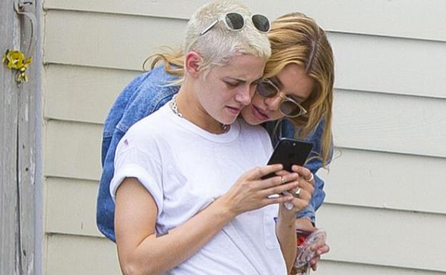 Kristen Stewart y Stella Maxwell pasean su amor
