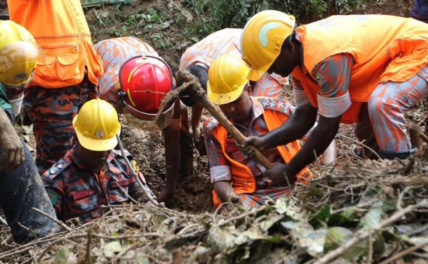 En Bangladés continúan las tareas de rescate mientras la cifra de muertos sube hasta 148