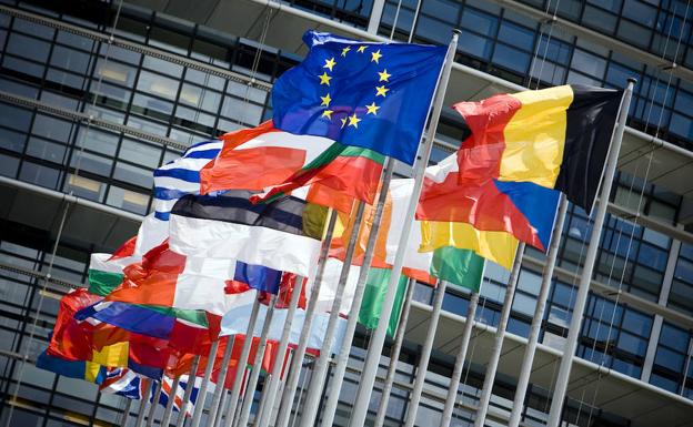 Italia y España, los países de la OCDE donde más bajó el paro en abril