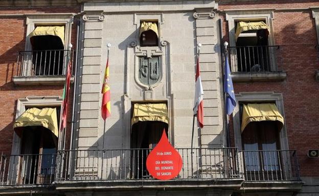 Una gota de sangre en la fachada del Ayuntamiento de Zamora, en el Día Mundial del Donante