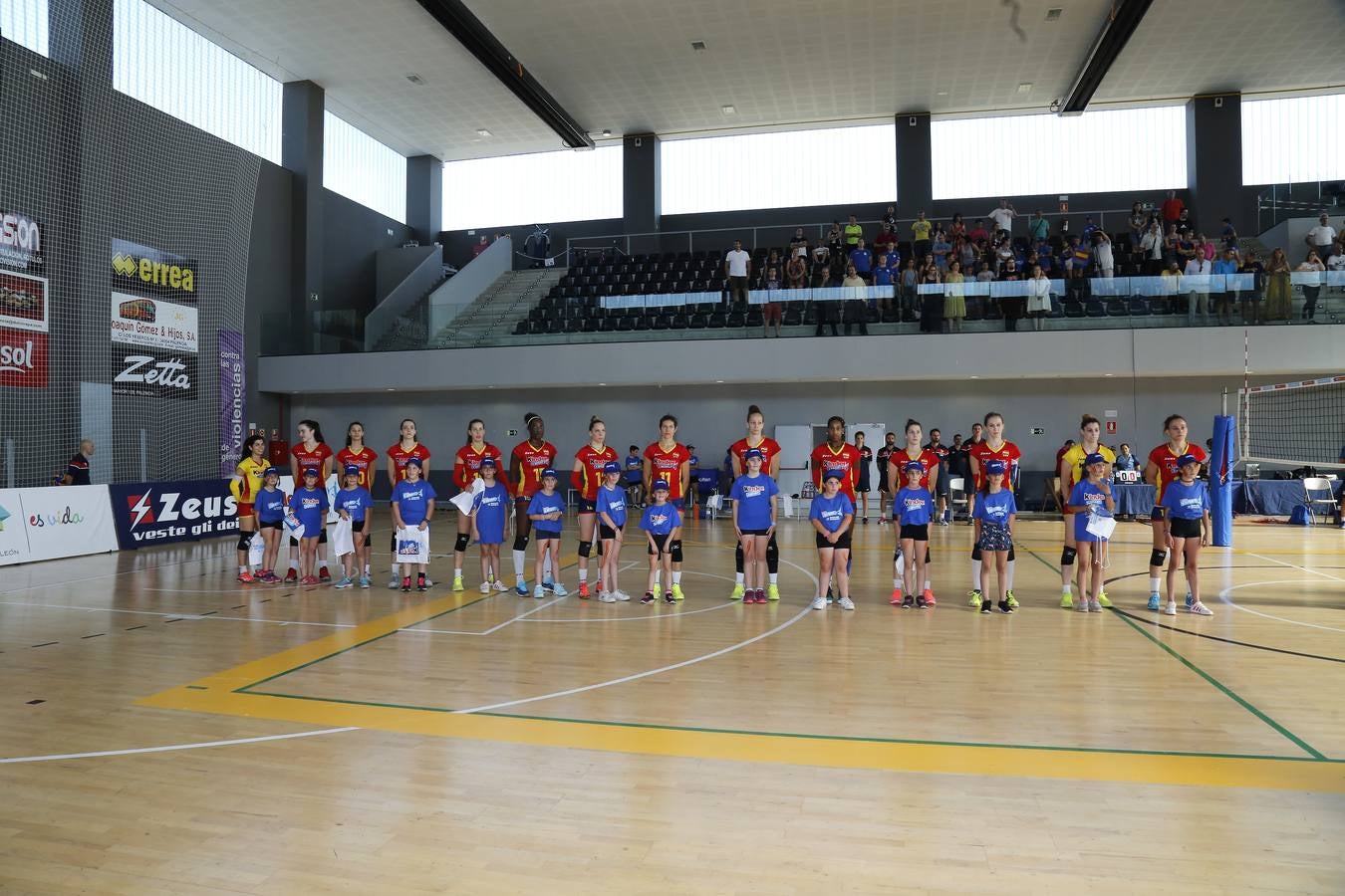 Partido amistoso de voleibol entre las selecciones femeninas de España y Suecia