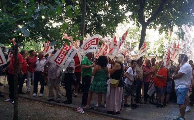 Concentración contra el despido de un delegado sindical de CC OO en Palencia