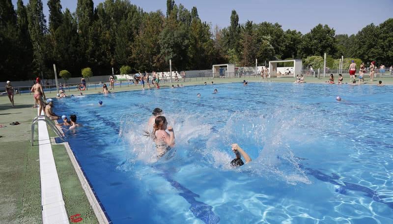 Primeros baños en las piscinas del Sotillo