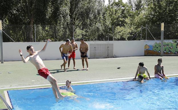 Palencia sortea el calor en las piscinas del Sotillo
