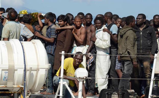 Socorren a cerca de 2.000 migrantes y refugiados en el Mediterráneo