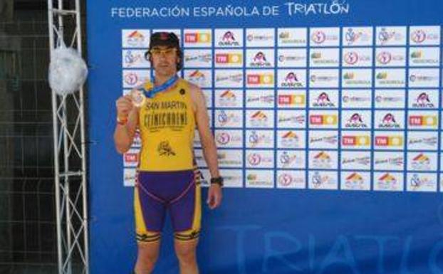 Paco San Martín consigue la medalla de plata en los nacionales de triatlón