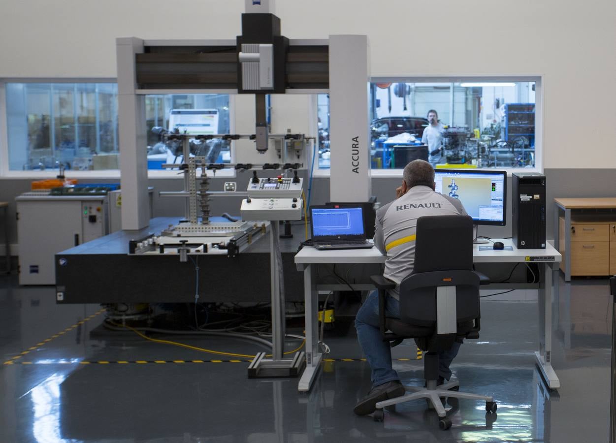 La ministra de Empleo y Seguridad Social, Fátima Báñez, visita la factoría de Renault en Valladolid