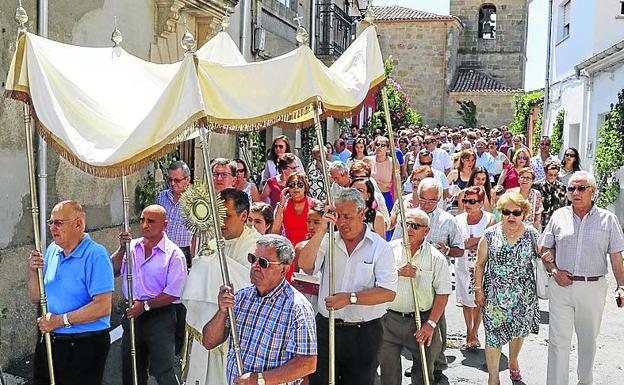 Los altares de Cabrerizos y Aldeatejada se llenan de niños para la bendición