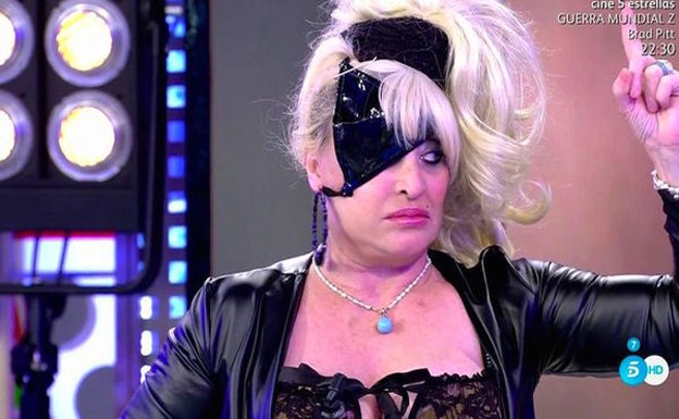 Aramis Fuster se tapa el ojo con una tanga