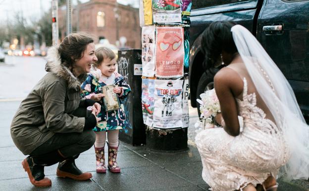 El cuento de la niña que confundió a una novia con la princesa de su libro
