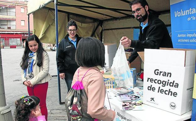 La campaña ‘Ningún niño sin bigote’ destinará leche al centro de alimentos
