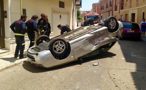 Vuelca un vehículo en Laguna al ser golpeado por un camión