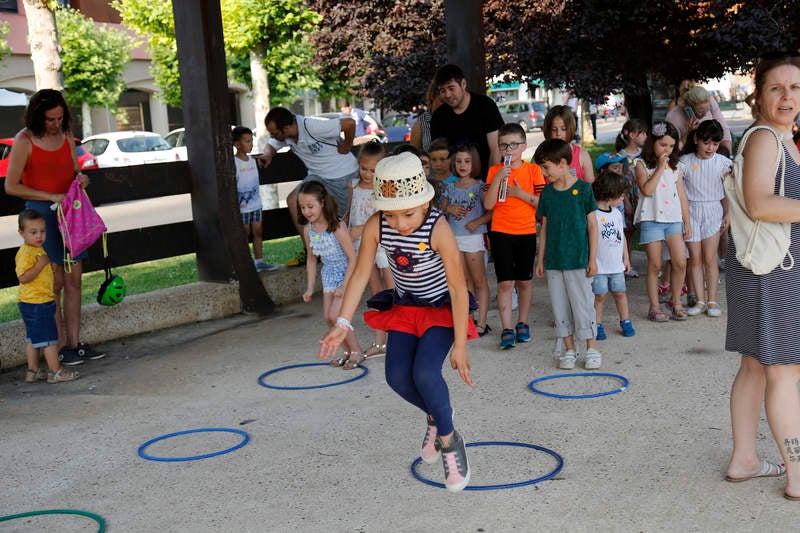 Los más pequeños se divierten en las fiestas del barrio de San Juanillo de Palencia