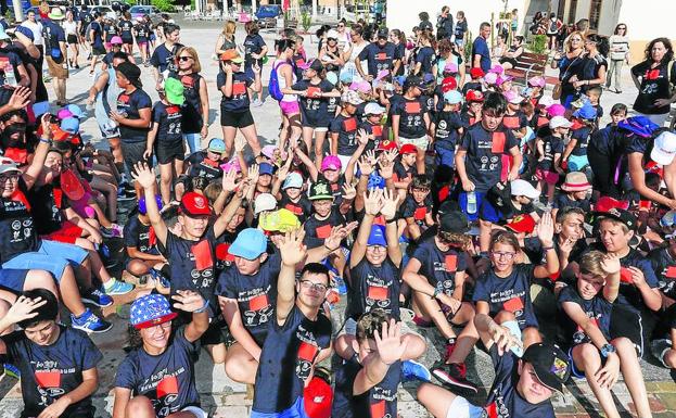 Cerca de 1.000 niños salen a la calle para promocionar la educación física