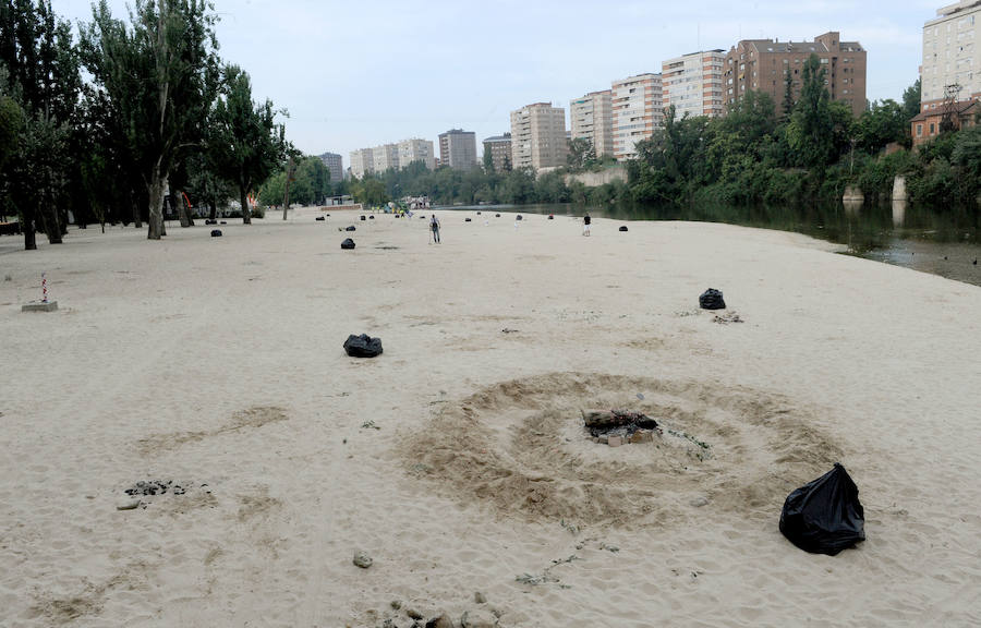 Los operarios del Ayuntamiento limpian la Playa de las Moreras después de la noche de San Juan