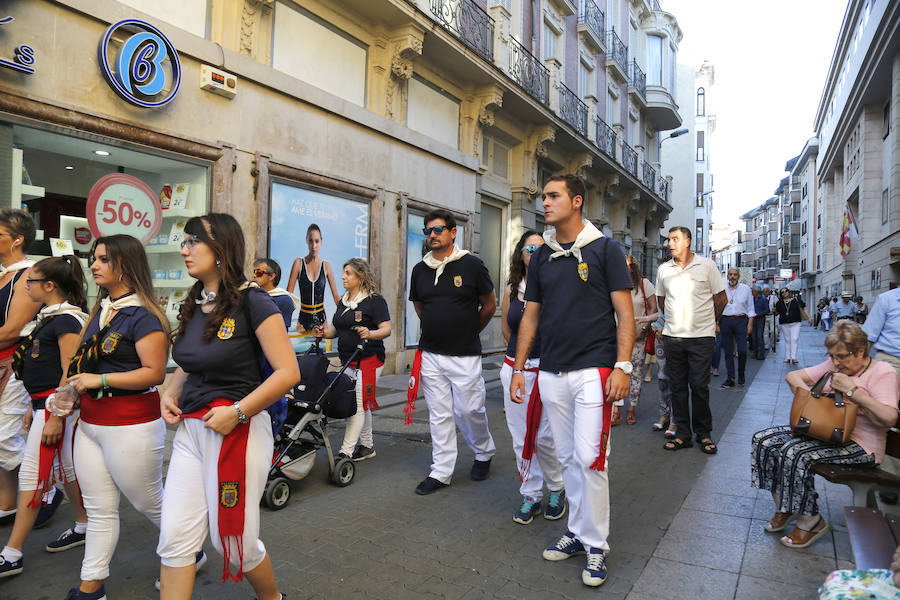 Procesión de San Juan y reparto de tomillo en la Plaza Mayor de Palencia