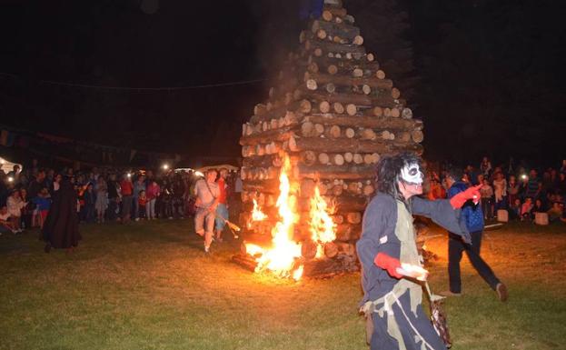 La hoguera ilumina Velilla