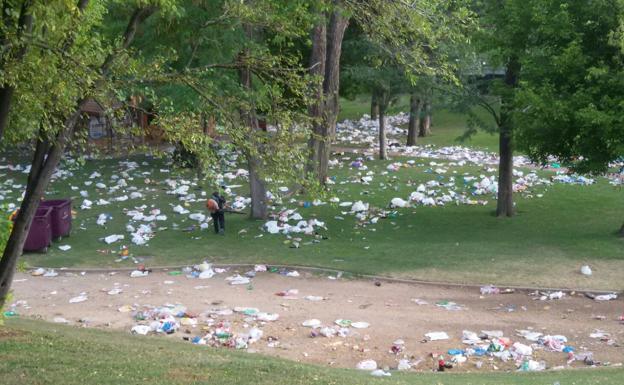 La Noche de San Juan deja toneladas de basura y pocos incidentes