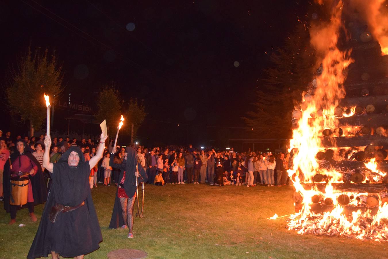 La hoguera ilumina Velilla del Río Carrión