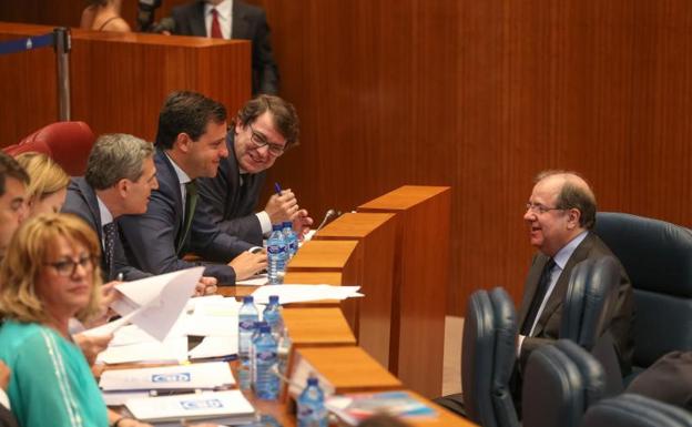 Herrera pasa examen hoy en las Cortes con la corrupción de fondo