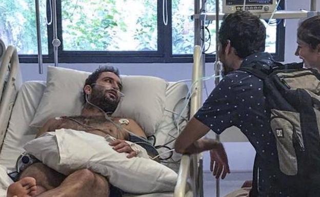 El surfista cántabro con leucemia atrapado en Bali vuelve a casa