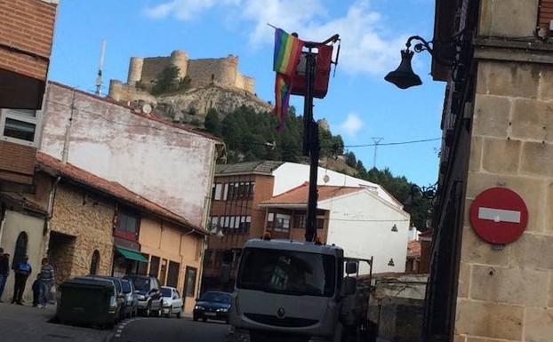 IU acusa a la alcaldesa del PP de Aguilar de retirar una bandera del Orgullo Gay