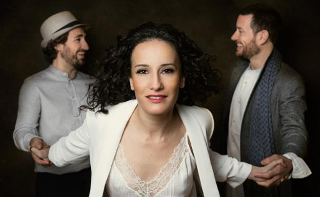 La voz seductora de Nesrine Belmokh inaugura las veladas estivales del Patio Corsario