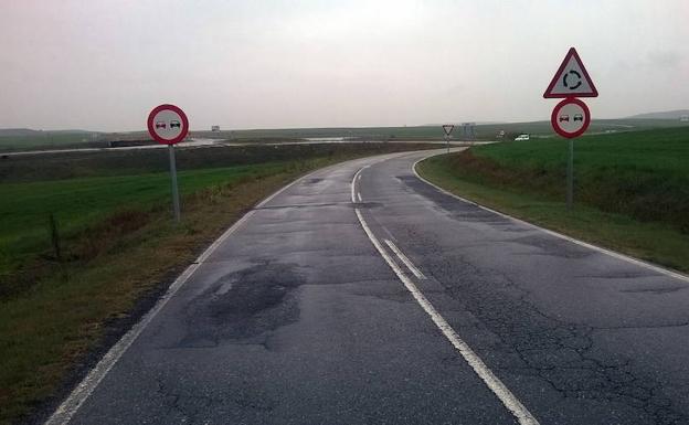 Conduce 35 km sin un neumático y cuadriplicando la tasa de alcohol