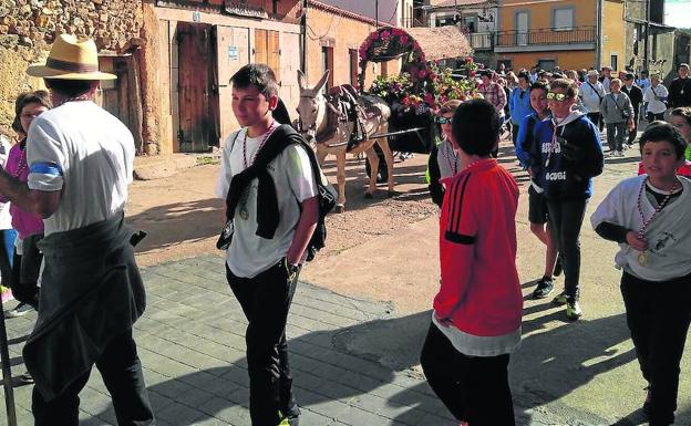 Dos centenares de personas arropan la creación de la romería de la Magdalena