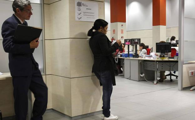 España baja de 4 millones de parados por primera vez desde 2009