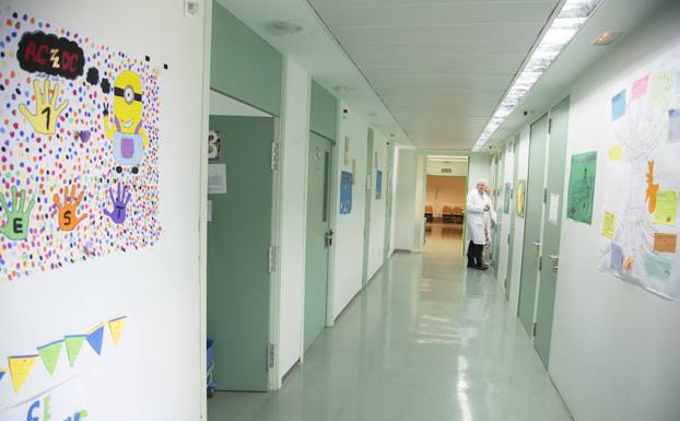 Cien menores con trastornos graves ingresan cada año en el Clínico