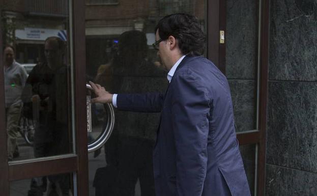 Hacienda empieza a embargar propiedades a Rafael Delgado