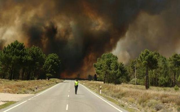 Los vecinos de Cobos evacuados por el fuego regresan a sus casas