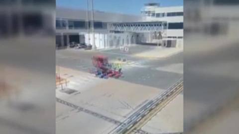 Un trabajador de Iberia lanza las maletas por los aires