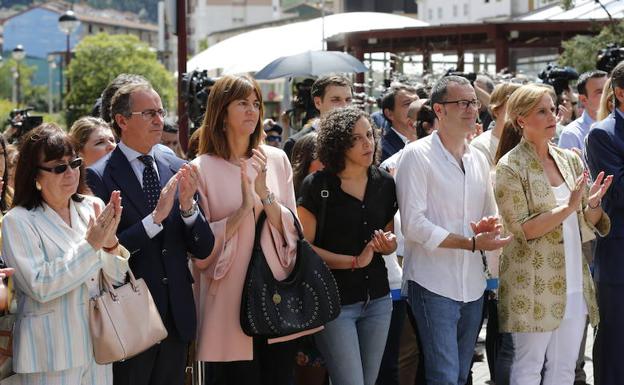 La izquiera abertzale se suma por primera vez a la ofrenda al concejal del PP