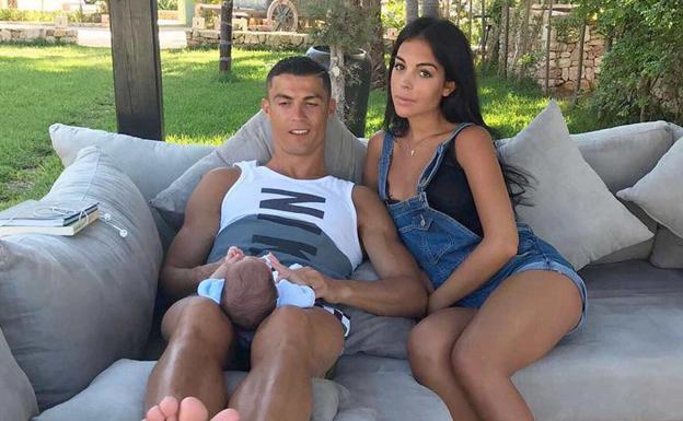 Georgina, Cristiano y su hijo Mateo