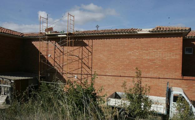 Tres albañiles heridos al desplomarse un muro en el que trabajaban en Vegacervera