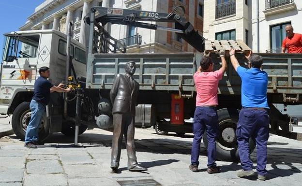 Un coche tumba la estatua de Adolfo Suárez