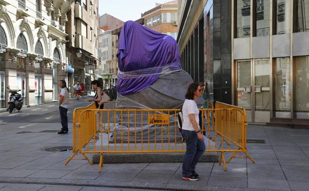 Victorio Macho ya espera en la Calle Mayor de Palencia